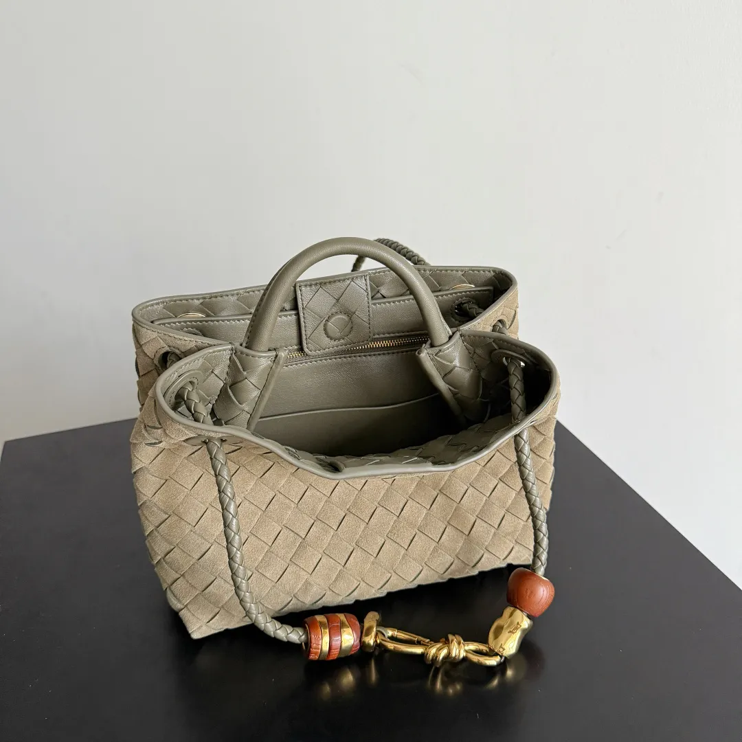 The new Andiamo batch of 3060 BV is shipped‼ ️The classic intercciato weaving process is used to create a soft bag, the metal knot is made of micro-cast aluminum using jewelry technology🪢, and the decorative beads are made of metal and hand-polished oak, allowing you to jump repeatedly between elegance and fun💃, making it unpredictable. Classic and versatile, it shows off your temperament, and the bag has a large capacity, making it very convenient for daily commuting! It has a variety of carrying methods, the shoulder straps can be adjusted by yourself, the original lambskin feels soft and delicate, and the unisex style breaks gender boundaries and brings a more practical and long-lasting use experience. The Andiamo, which has both elegant and casual styles, perfectly interprets the "fashionable old money style". Style number: 743568+wood hardware Color: suede cypress green Size: 25*22*10.5cm